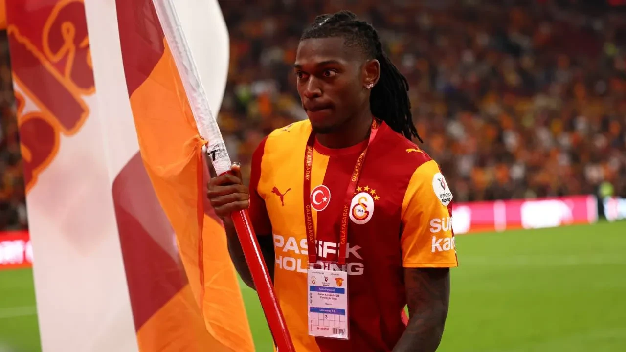 Leao, Galatasaray taraftarını selamladı! Portekizli yıldız RAMS Park'ta sahay indi