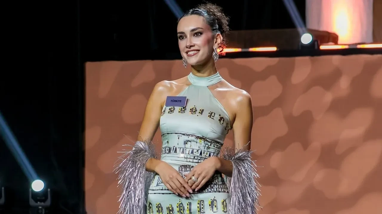 Miss Turkey 2025 birincisi Sıla Saraydemir Miss World 2026 çeyrek finalinde! Galata Kulesi detayı yarışmaya damga vurdu