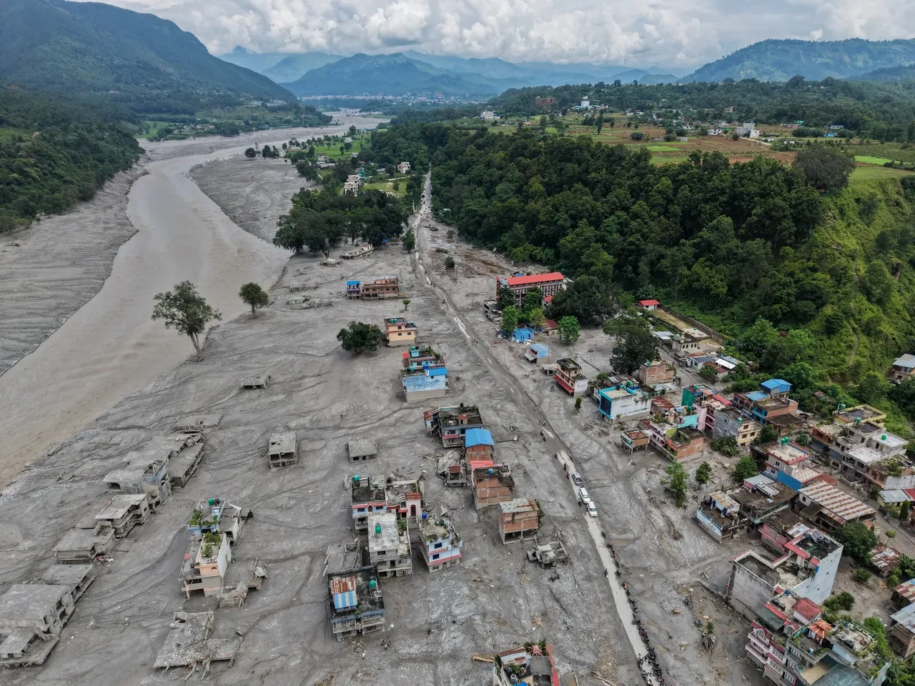 Nepal korkunç sel ve heyelan felaketinin ardından diken üstünde! Can kaybı artarken yeni tehlike uyarısı geldi