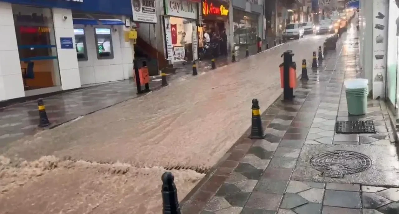 Peş peşe 2. sel! Sağanak kuvvetli vurdu, evler ve tarım arazileri sular altında kaldı