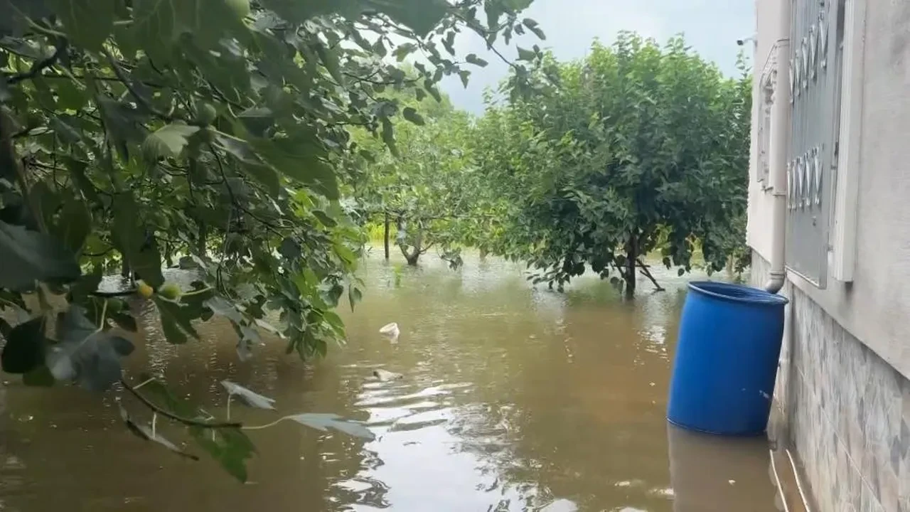 Sağanak kuvvetli vurdu, evler ve tarım arazileri sular altında kaldı