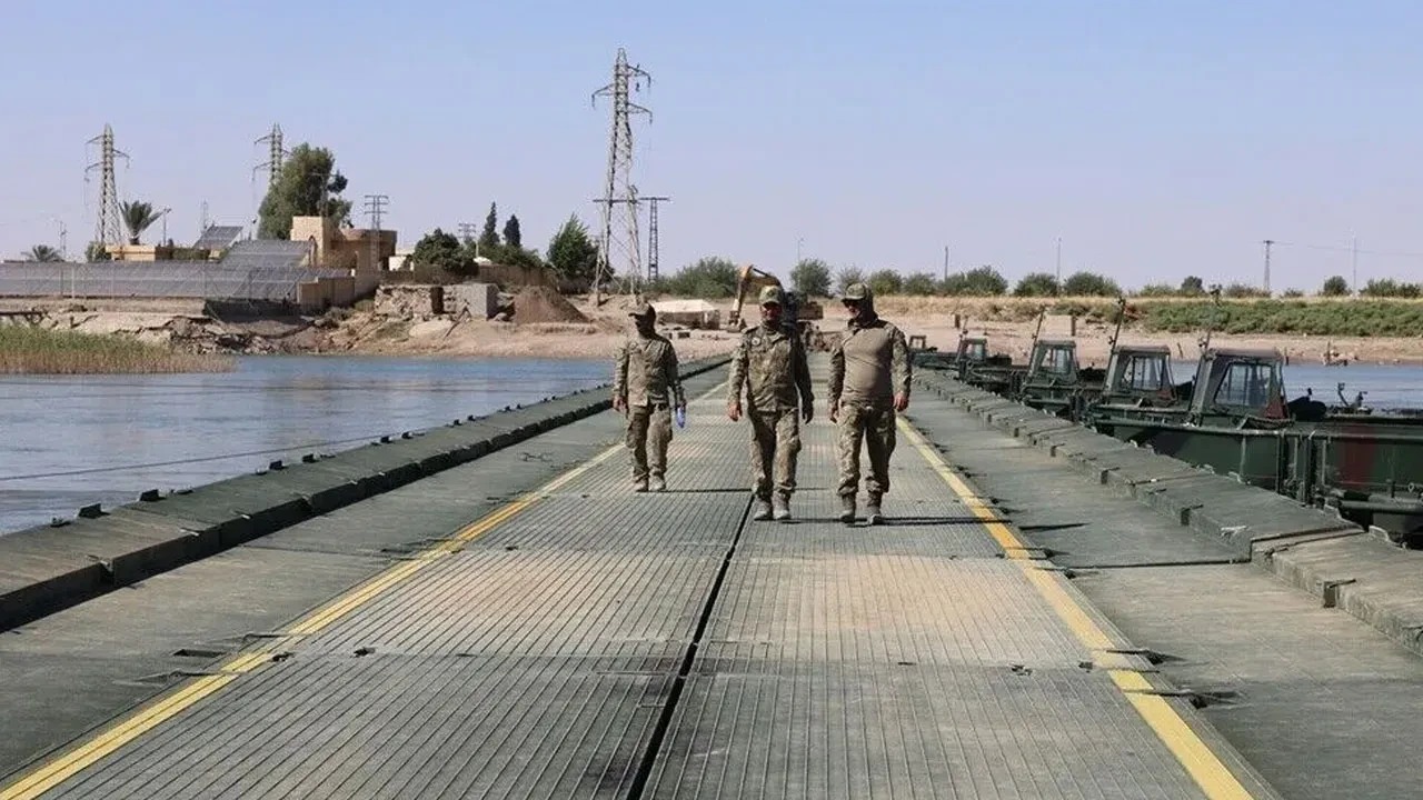 TSK ve Suriye Savunma Bakanlığı’ndan ortak hamle: El-Mayadin’e askeri yüzer köprü kuruluyor