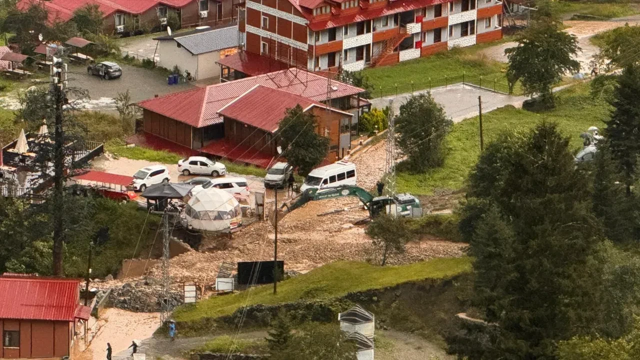 Uzungöl’de ikinci taşkın alarmı: Yol kapandı, riskli bölgelere geçişler yasaklandı