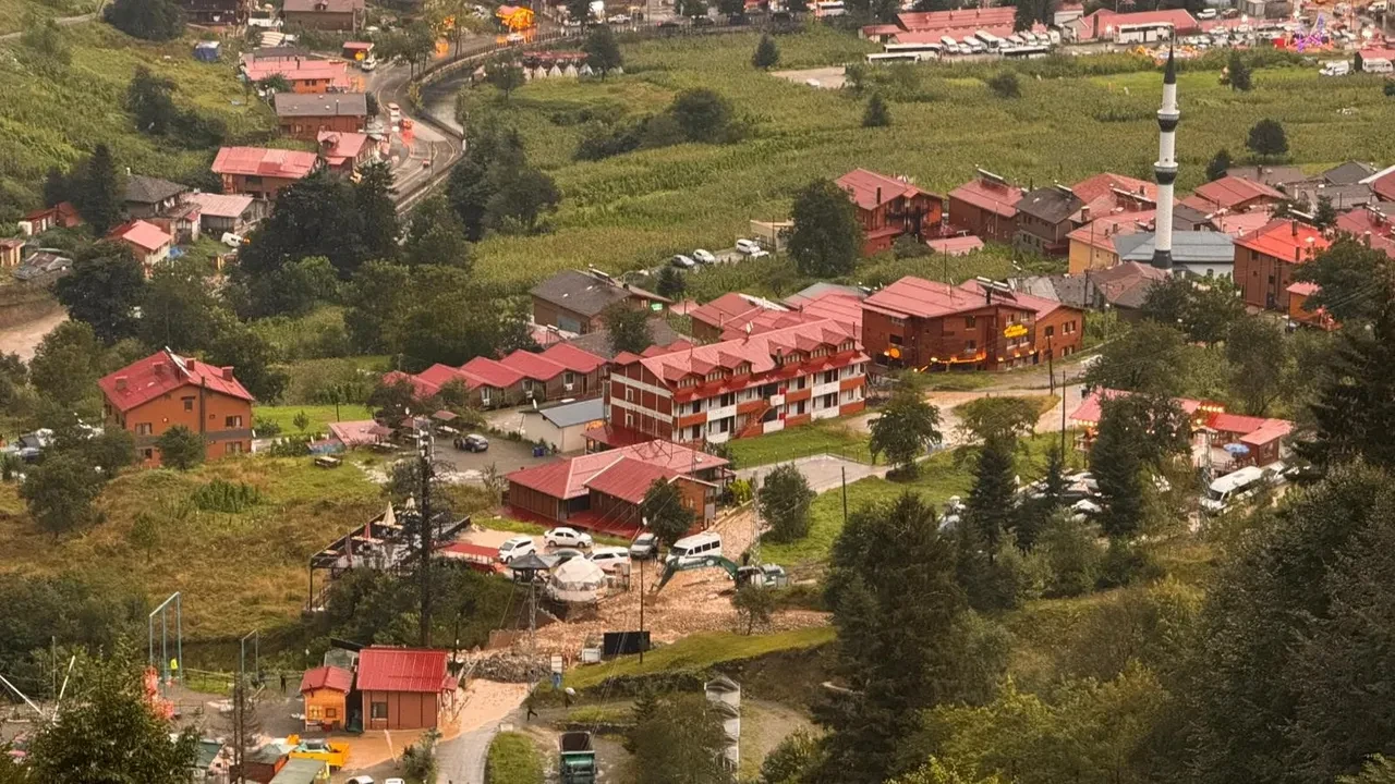 Uzungöl’de ikinci taşkın alarmı: Yol kapandı, riskli bölgelere geçişler yasaklandı