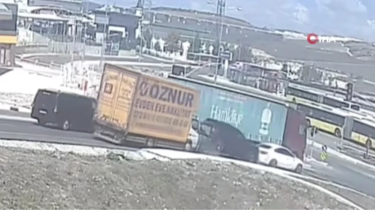 Başakşehir'de ışıkta duramayan kamyon dehşet saçtı!