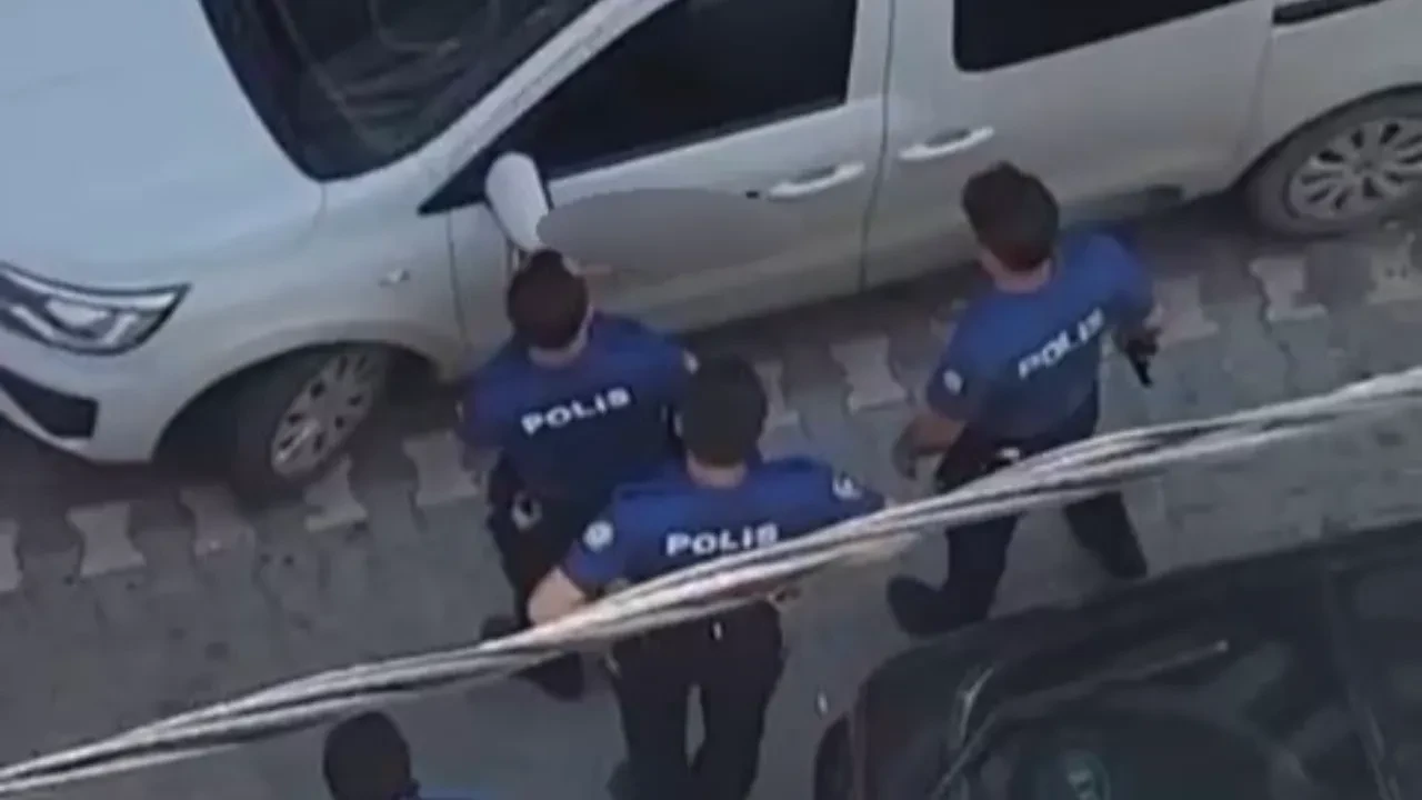 Bıçakla vatandaşa korku saldı, polisi görünce kendini arabaya kilitledi