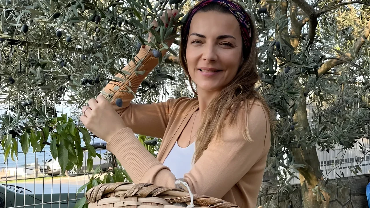 Burcu Kara köy hayatını sevdi! Taş fırında ekmek yaptı