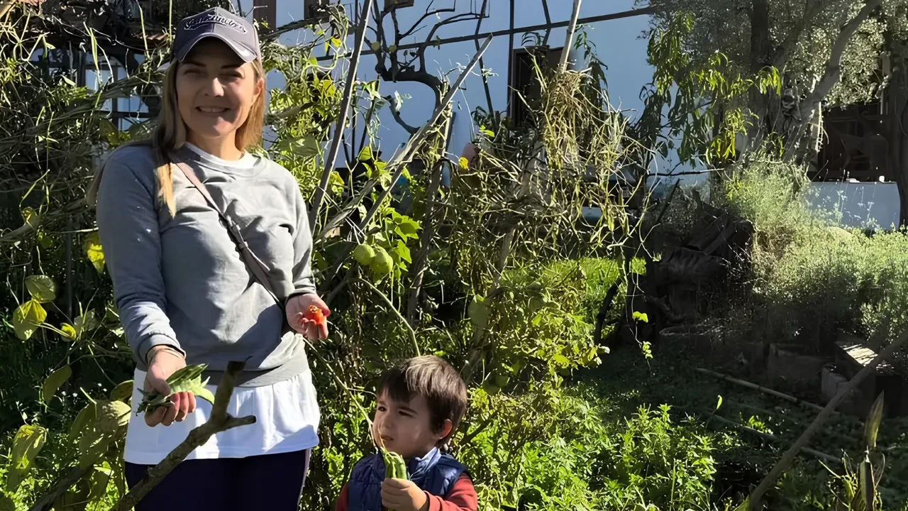 Burcu Kara köy hayatını sevdi! Taş fırında ekmek yaptı