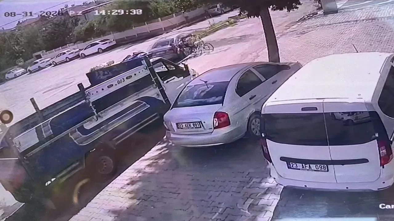 Çocukların eğlencesi kötü bitti: Bisiklet otomobile çarptı, hepsi yaralandı