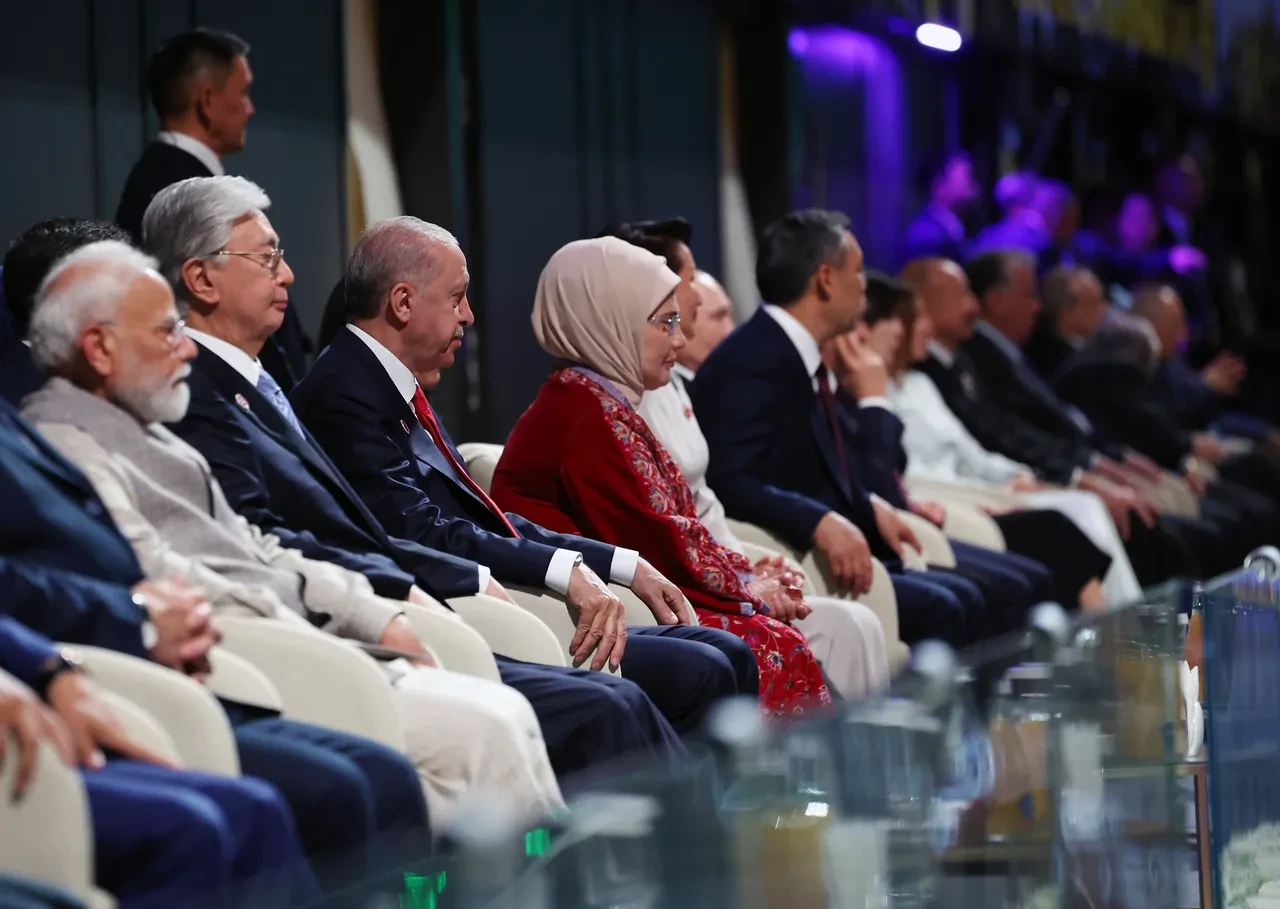 Cumhurbaşkanı Erdoğan Kırgızistan'da: 6. Göçebe Oyunları töreninde Türkiye kortejini ayakta selamladı