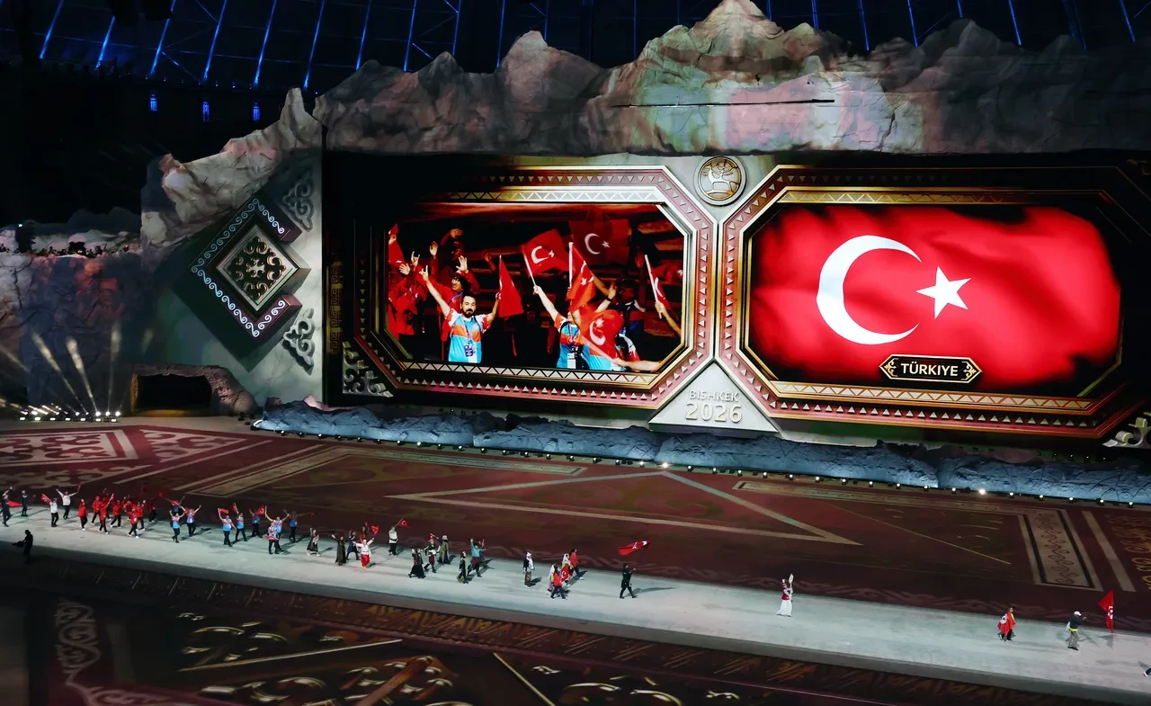 Cumhurbaşkanı Erdoğan Kırgızistan'da: 6. Göçebe Oyunları töreninde Türkiye kortejini ayakta selamladı