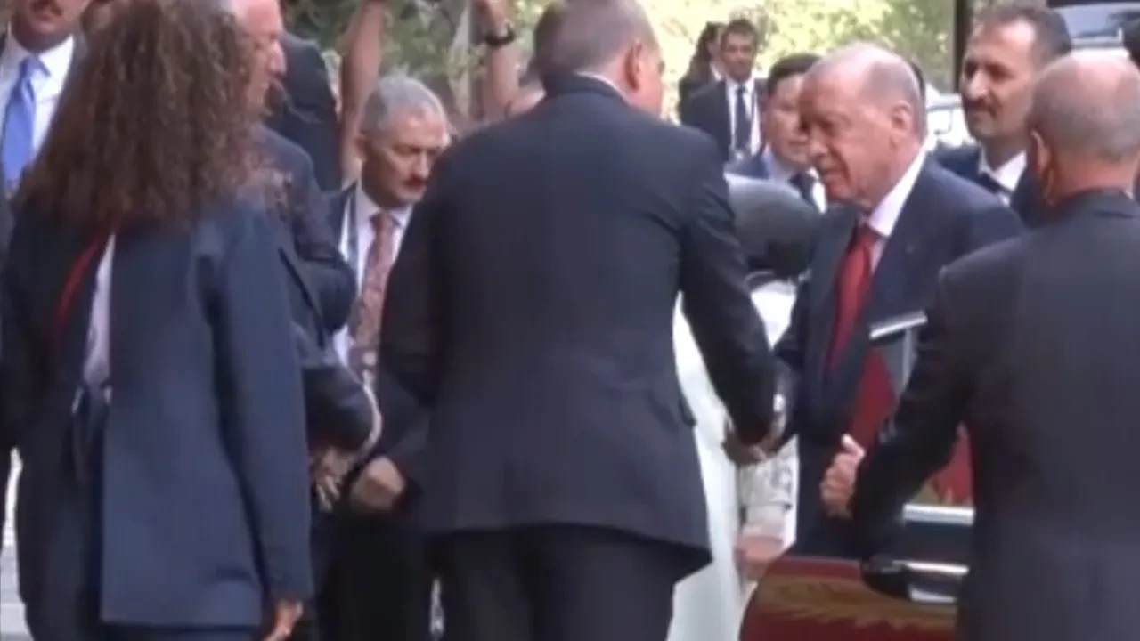Cumhurbaşkanı Erdoğan'a Kırgızistan'da "dombralı" karşılama