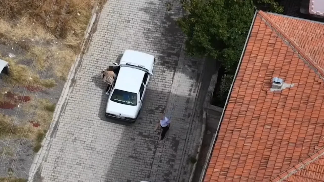 Ehliyetsiz denetimden kaçtı, yolcuyla yer değiştirirken görüntülendi
