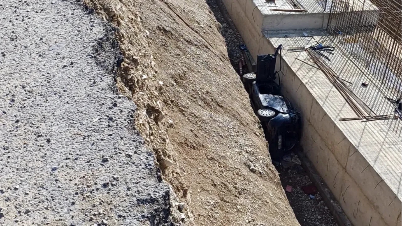 Erzurum’da otomobil yol genişletme alanına düştü: 3 kişi hayatını kaybetti