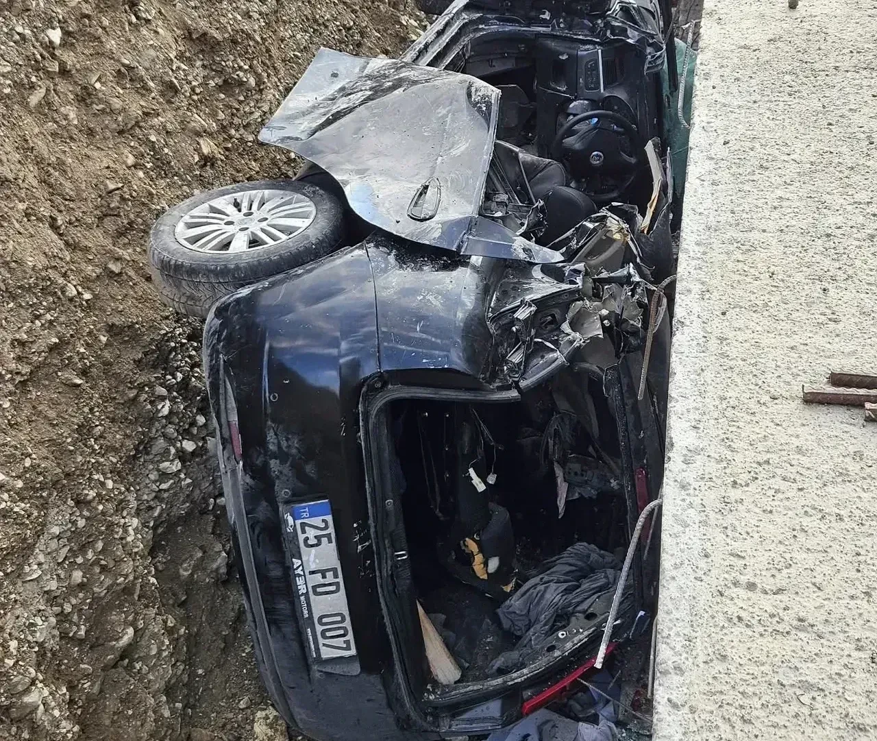Erzurum’da otomobil yol genişletme alanına düştü: 3 kişi hayatını kaybetti