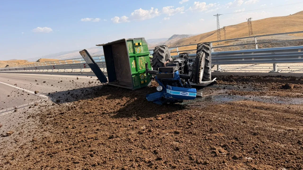 Gübre yüklü traktör devrildi: Kaza anı tesadüfen kaydedildi
