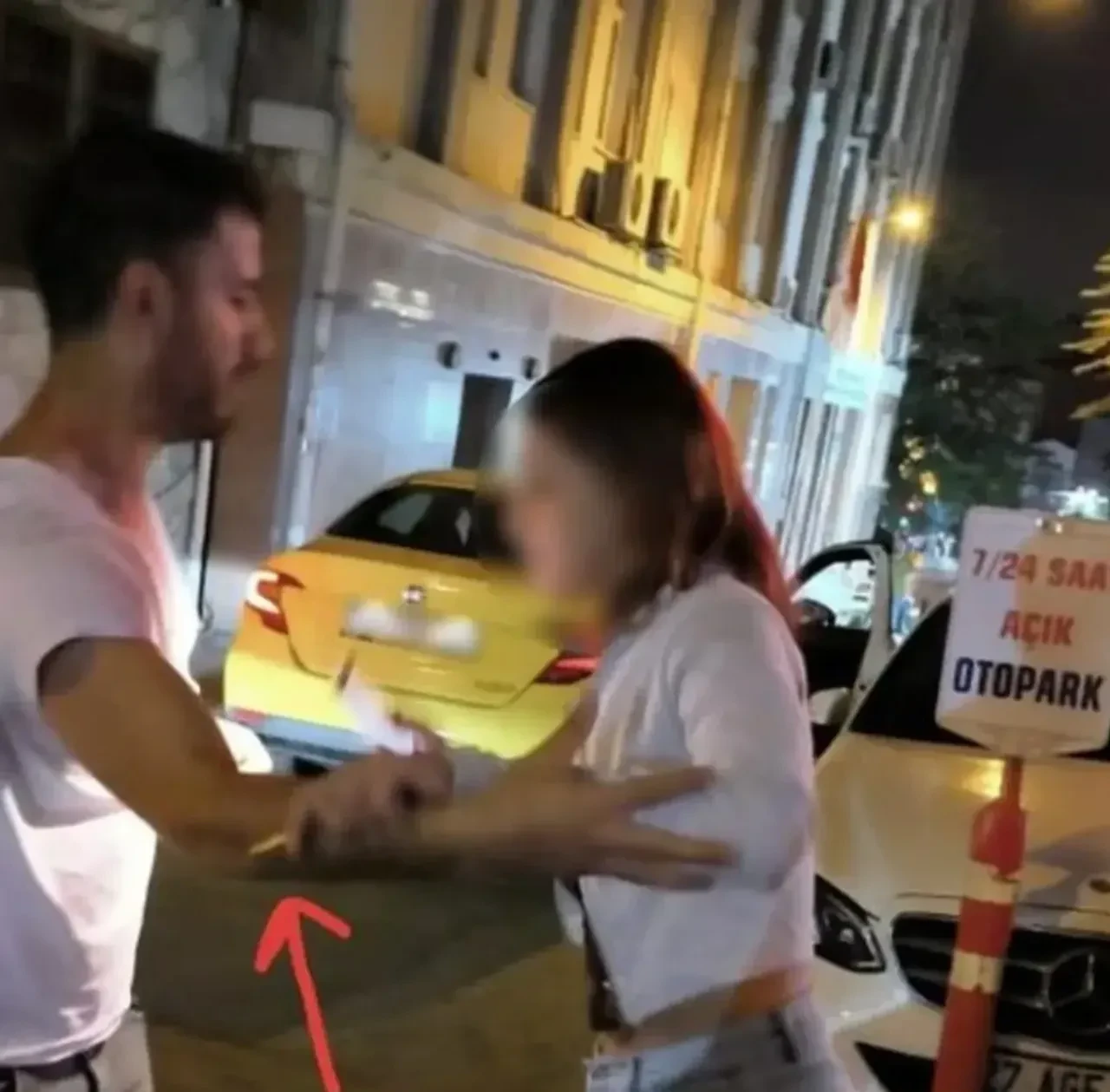 İstanbul'da taksiye binen turist dehşeti yaşadı: Önce gasp ettiler, sonra bıçakladılar