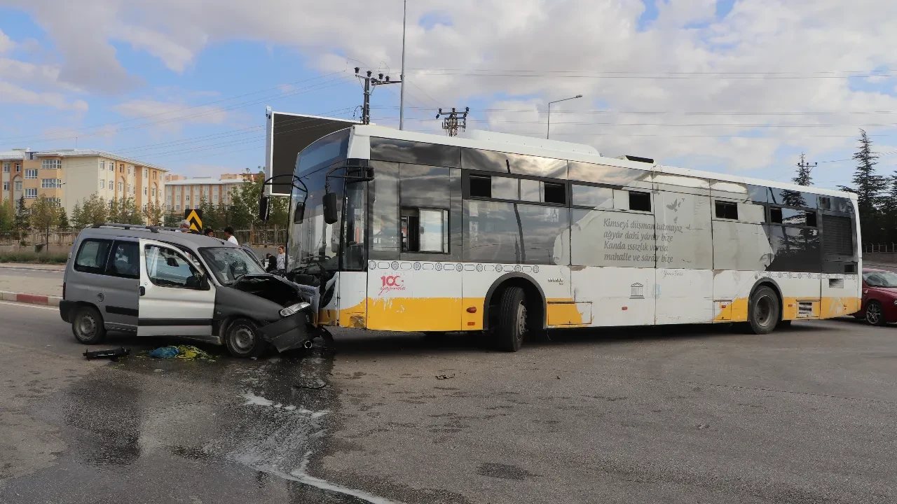 Karaman’da otobüs ile araç kafa kafaya çarpıştı: 5 yaralı