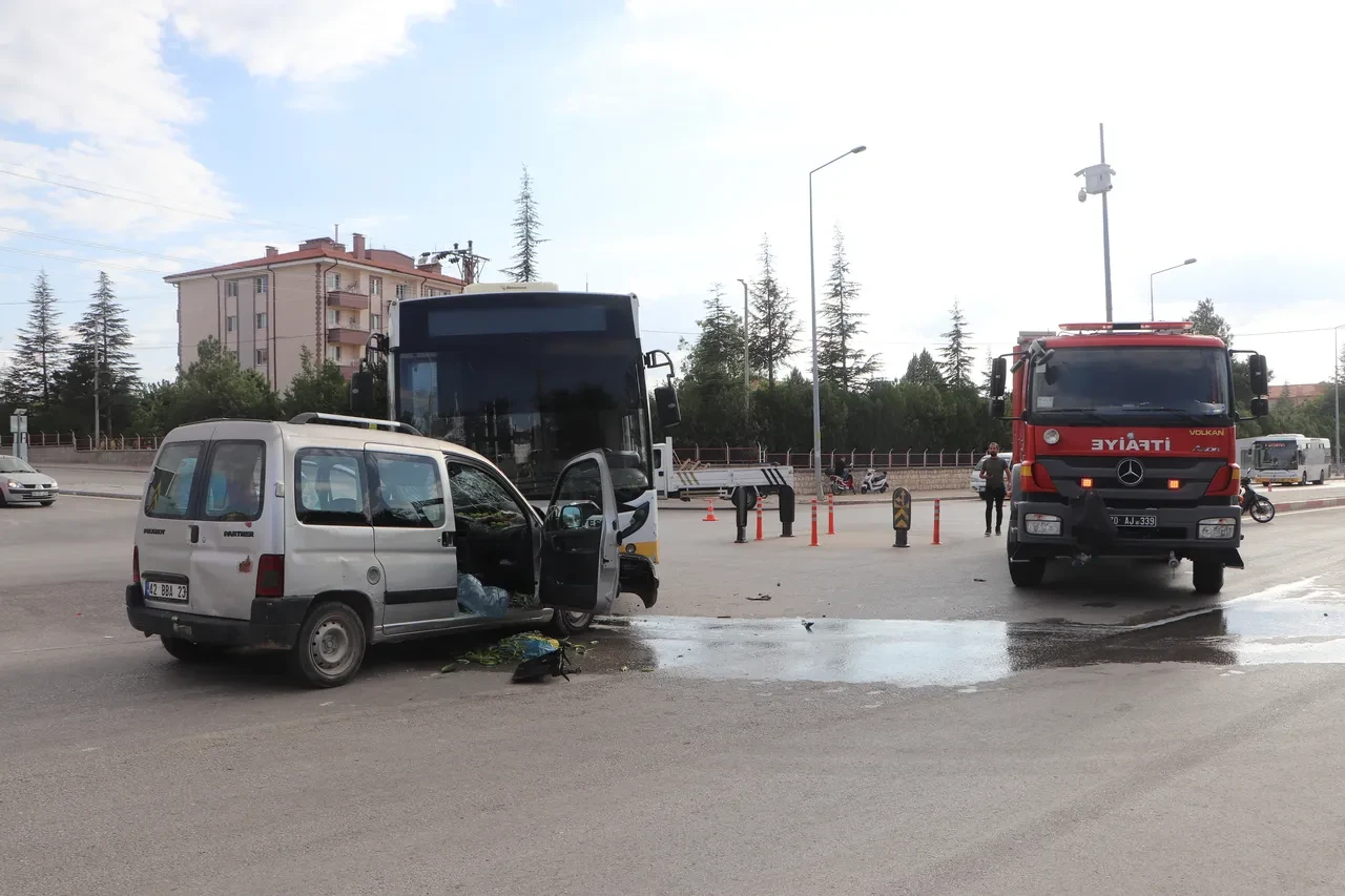 Karaman’da otobüs ile araç kafa kafaya çarpıştı: 5 yaralı