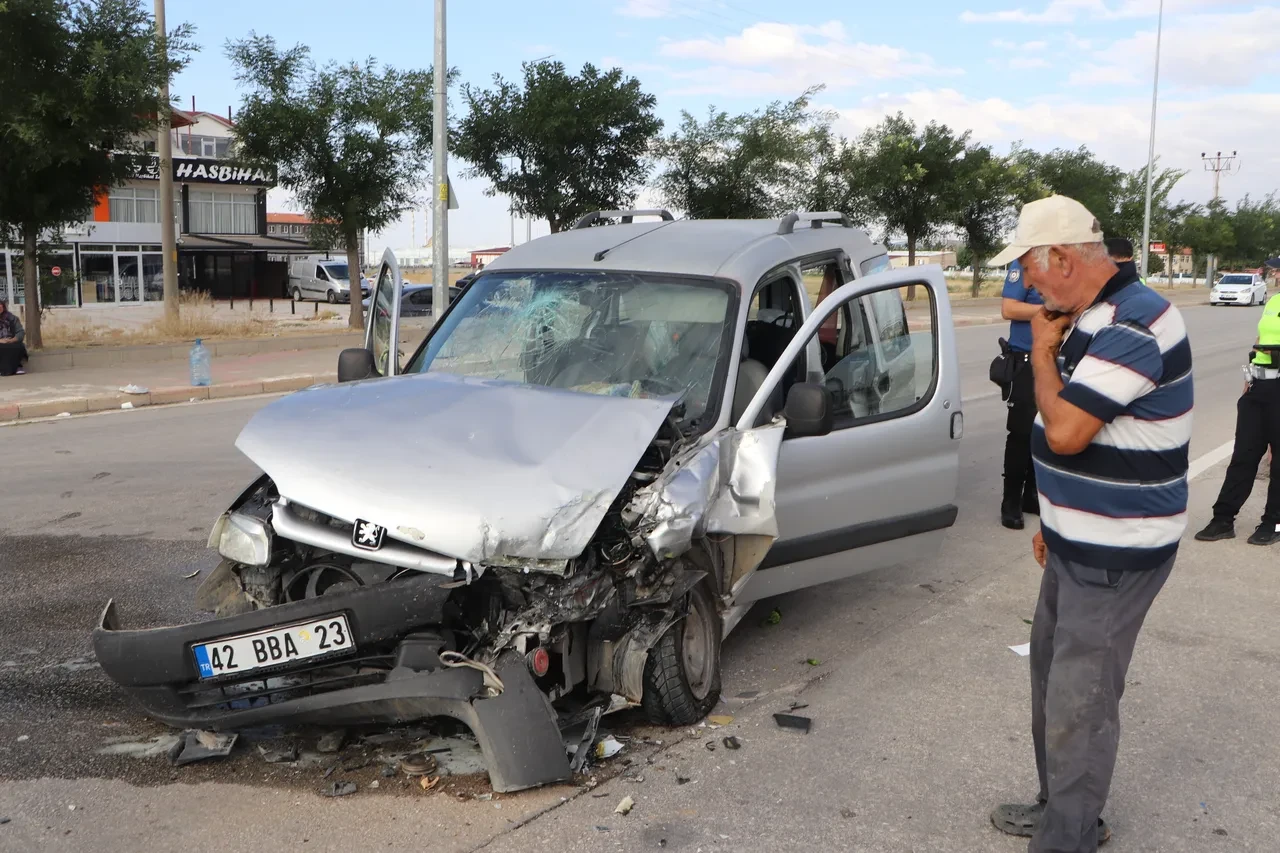 Karaman’da otobüs ile araç kafa kafaya çarpıştı: 5 yaralı