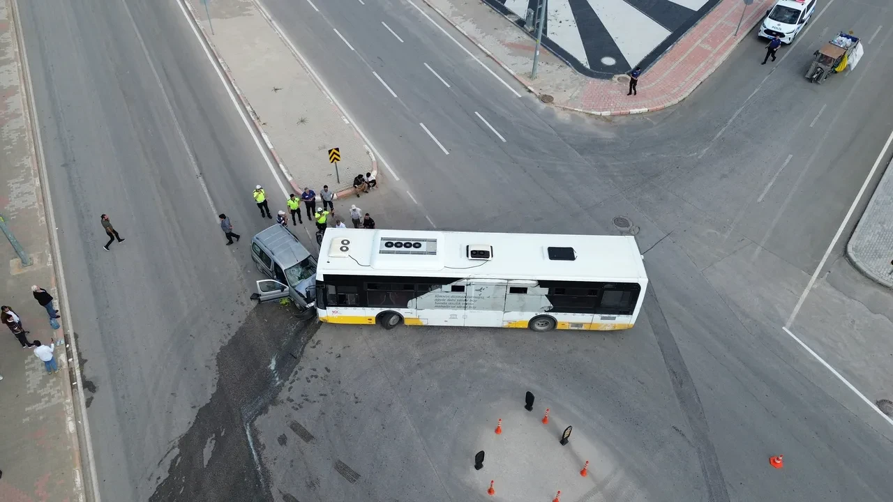 Karaman’da otobüs ile araç kafa kafaya çarpıştı: 5 yaralı