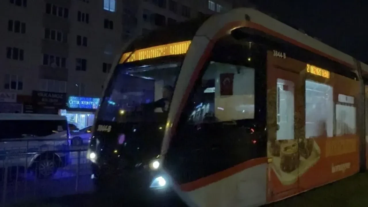 Kavgada tabancayla yaralandı o halde tramvaya bindi