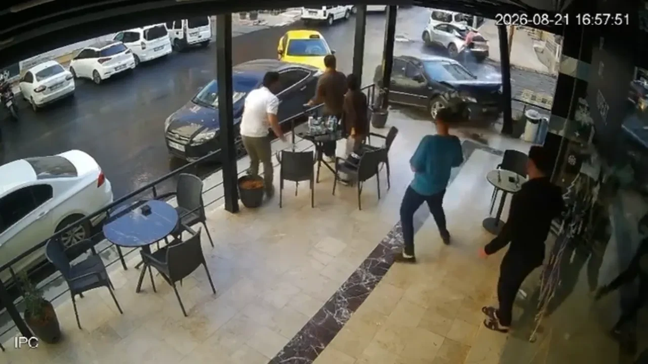 Mardin'de korkutan kaza: İki otomobil çarpıştı, biri kafeye daldı
