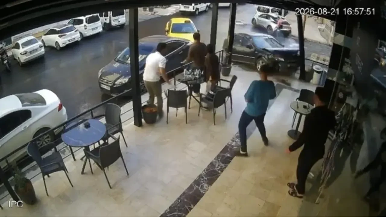 Mardin'de otomobilin kafeye daldığı an kamerada!