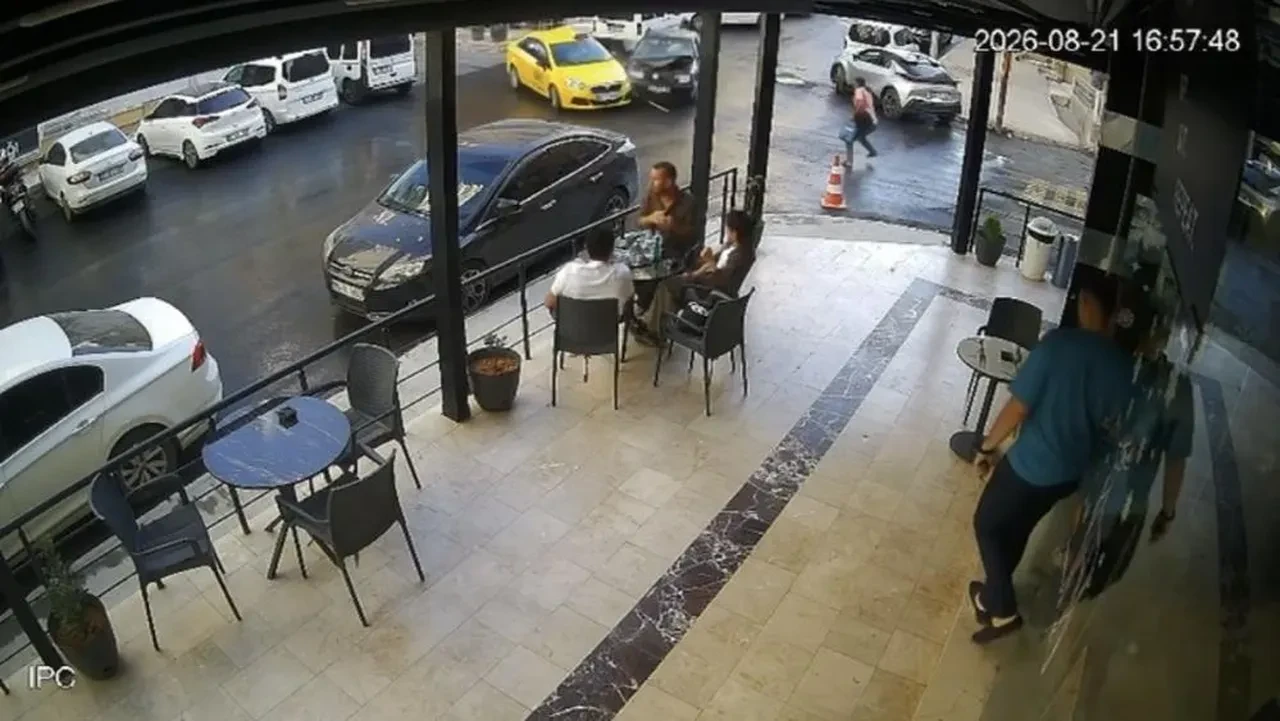 Mardin'de otomobilin kafeye daldığı an kamerada!