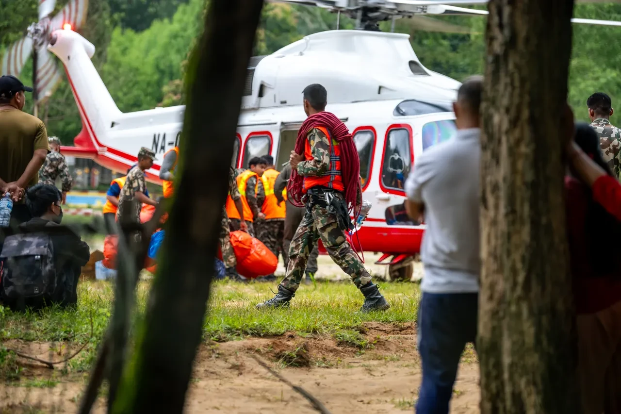 Nepal'de yüzlerce kişi tünellerde kaldı! Sel ve heyelan felaketinin ardından büyük mücadele