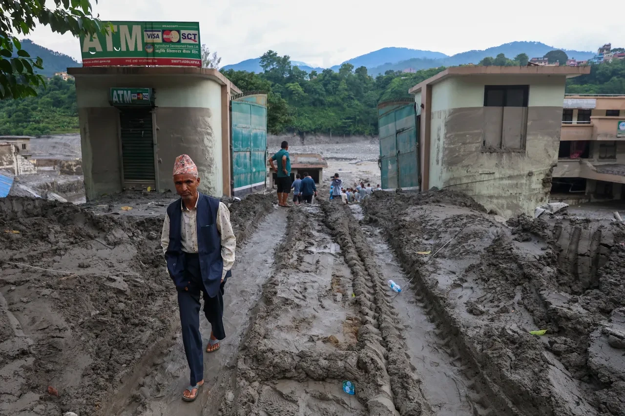 Nepal'de yüzlerce kişi tünellerde kaldı! Sel ve heyelan felaketinin ardından büyük mücadele