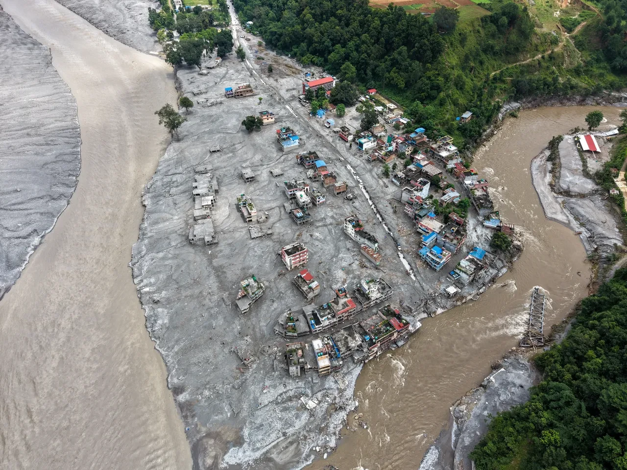 Nepal'de yüzlerce kişi tünellerde kaldı! Sel ve heyelan felaketinin ardından büyük mücadele