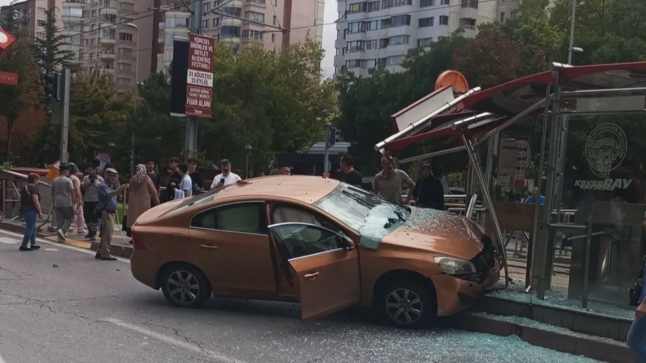 Otomobil tramvay durağına daldı, bekleyenler kıl payı kurtuldu