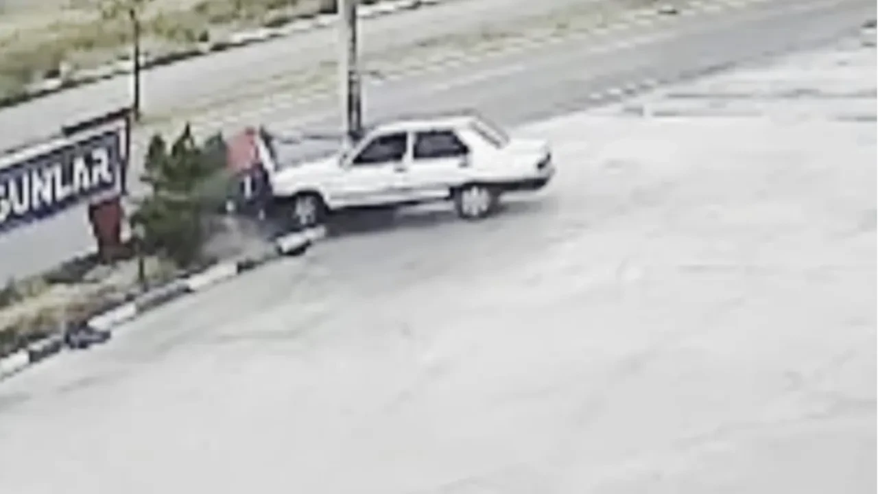 Otomobilin refüje çıkıp direği devirdiği kaza kamerada!
