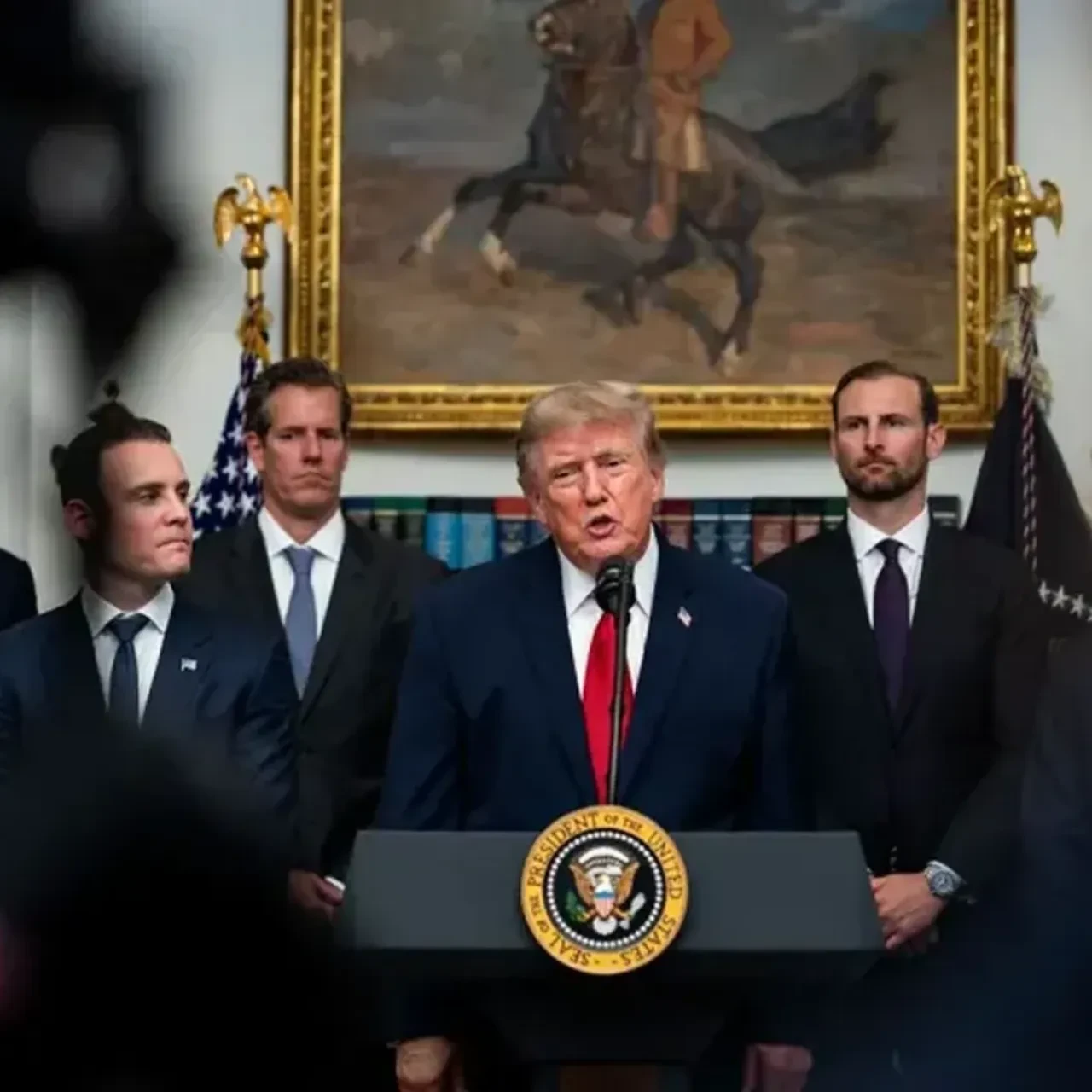 Trump saat verip tehdit etti: 'İran'ı tokatlayacağız'