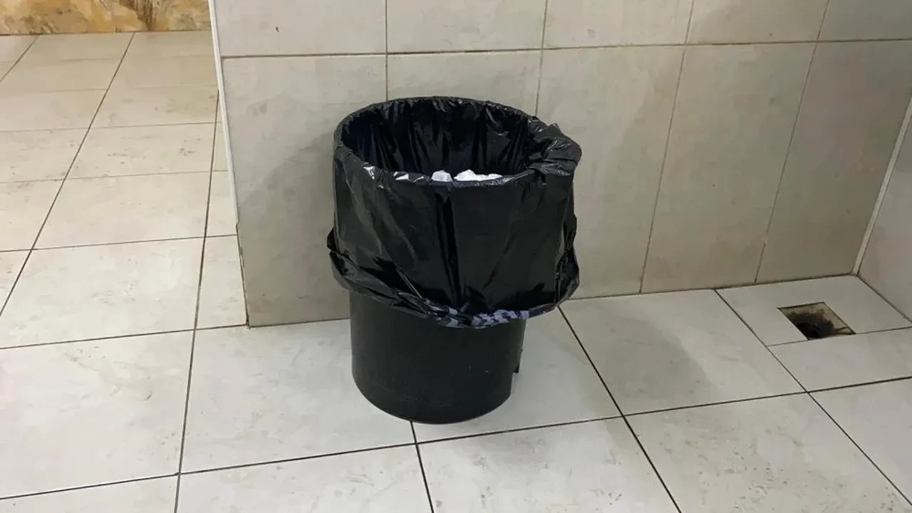 Vicdansızlığın böylesi! Bebeğini çöpe atan 6 yaşındaki anne tutuklandı