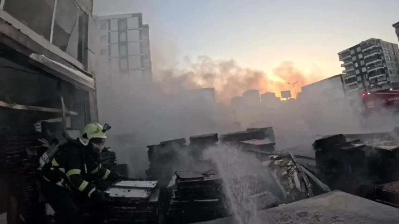 Alevlerle mücadele itfaiye erinin kask kamerasında 