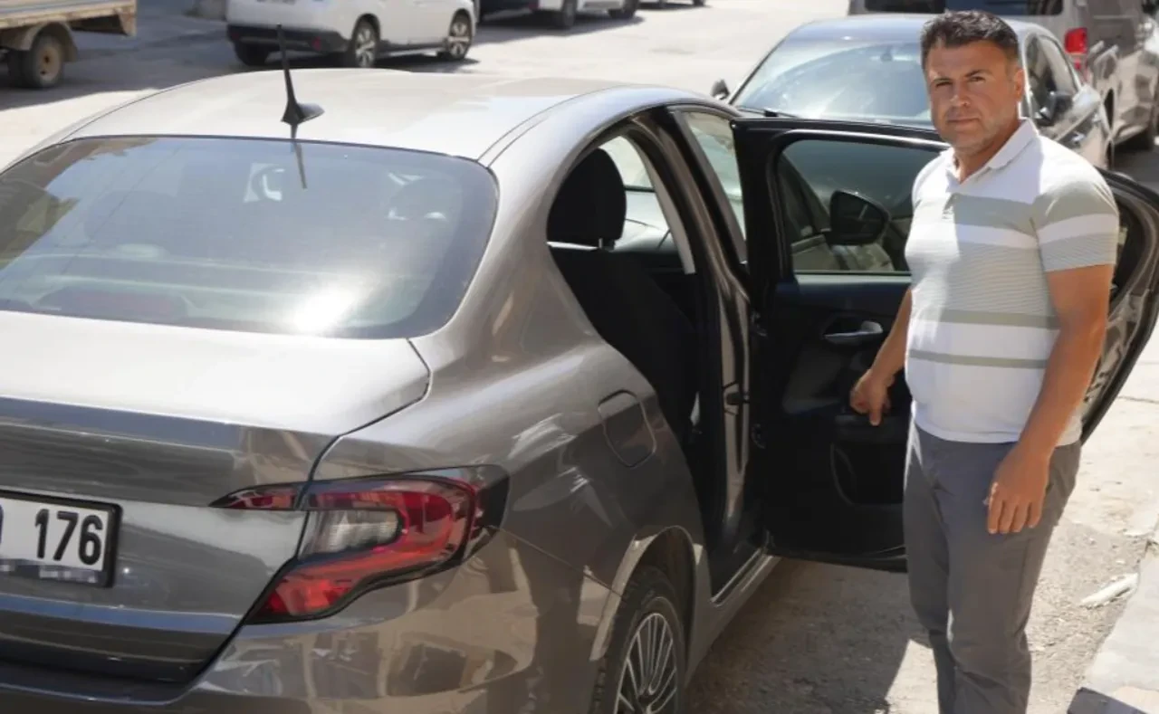 Bayiden sıfır diye aldı, araç boyalı ve hasarlı çıktı! İşlemler yapılmazsa kepçeyle ezecek
