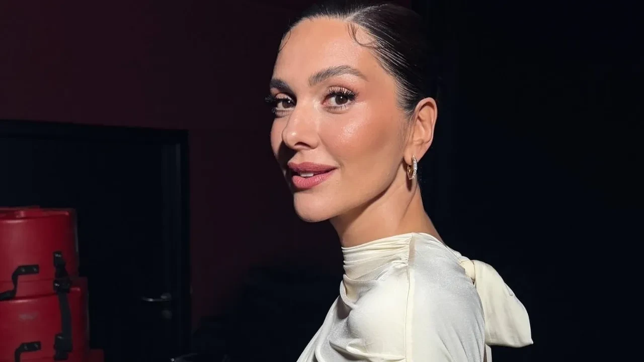 Bergüzar Korel ve Hazal Kaya’nın arasındaki soğuk rüzgar gözlerden kaçmadı! Harbiye konserinde dikkat çeken anlar