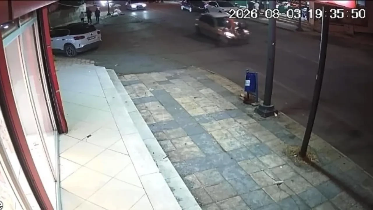 Bir anda yola çıktı, otomobil çarptı: O anlar kamerada