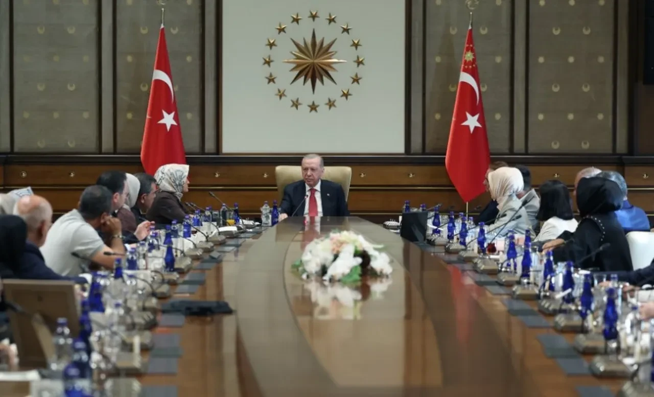 Cumhurbaşkanı Erdoğan, okul saldırısında ölen öğrencilerin aileleriyle görüştü