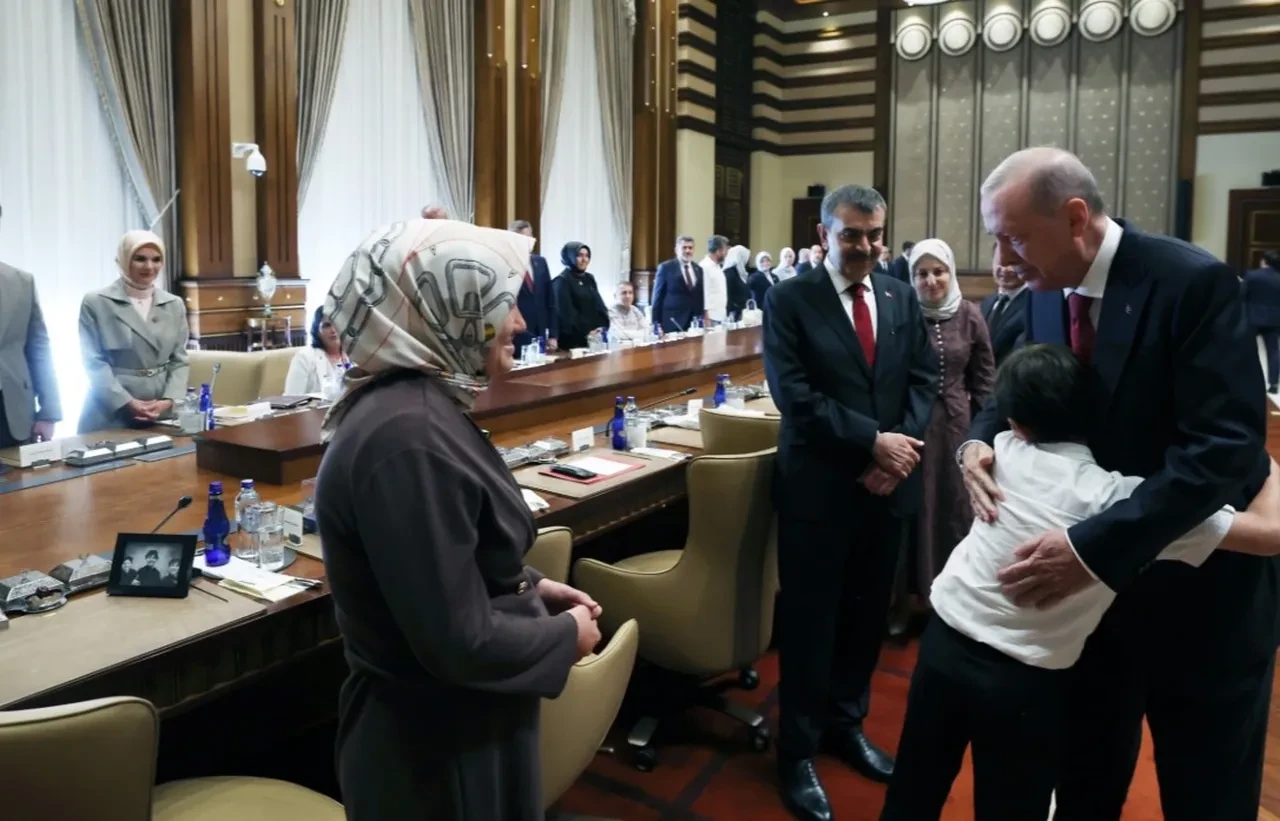 Cumhurbaşkanı Erdoğan, okul saldırısında ölen öğrencilerin aileleriyle görüştü