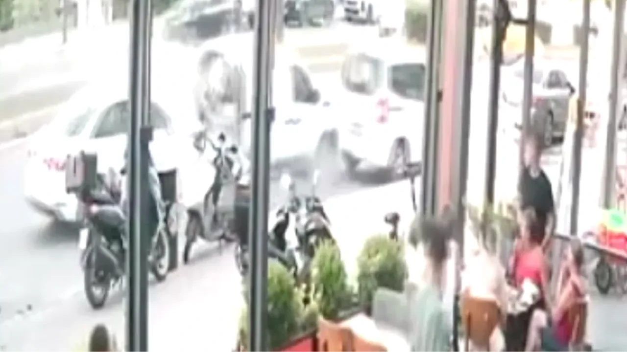 Ekmek dağıtımı yaparken otomobil çarptı: O anlar kameraya yansıdı