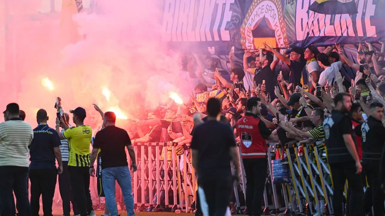 Fenerbahçe, Sturm Graz hazırlıklarını tamamladı! Taraftarlardan antrenmanda destek