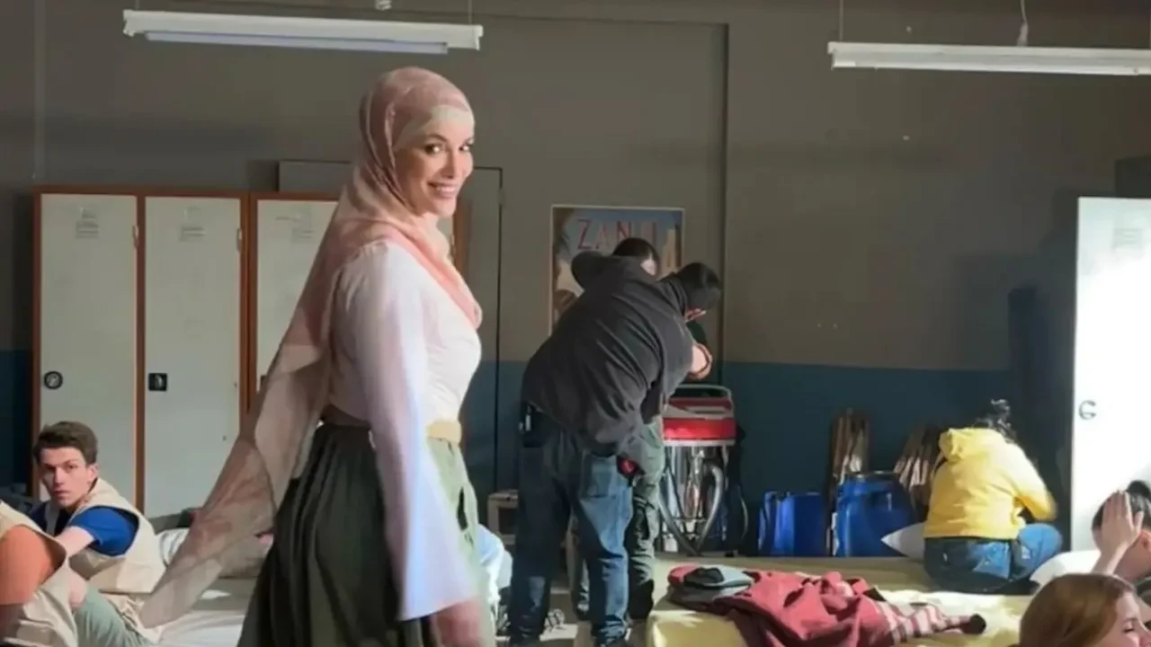Gamze Özçelik setten paylaşımlar yaptı! Beğeni yağmuru yağdı
