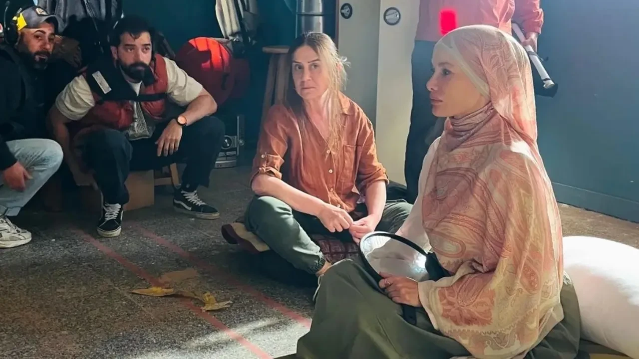 Gamze Özçelik setten paylaşımlar yaptı! Beğeni yağmuru yağdı
