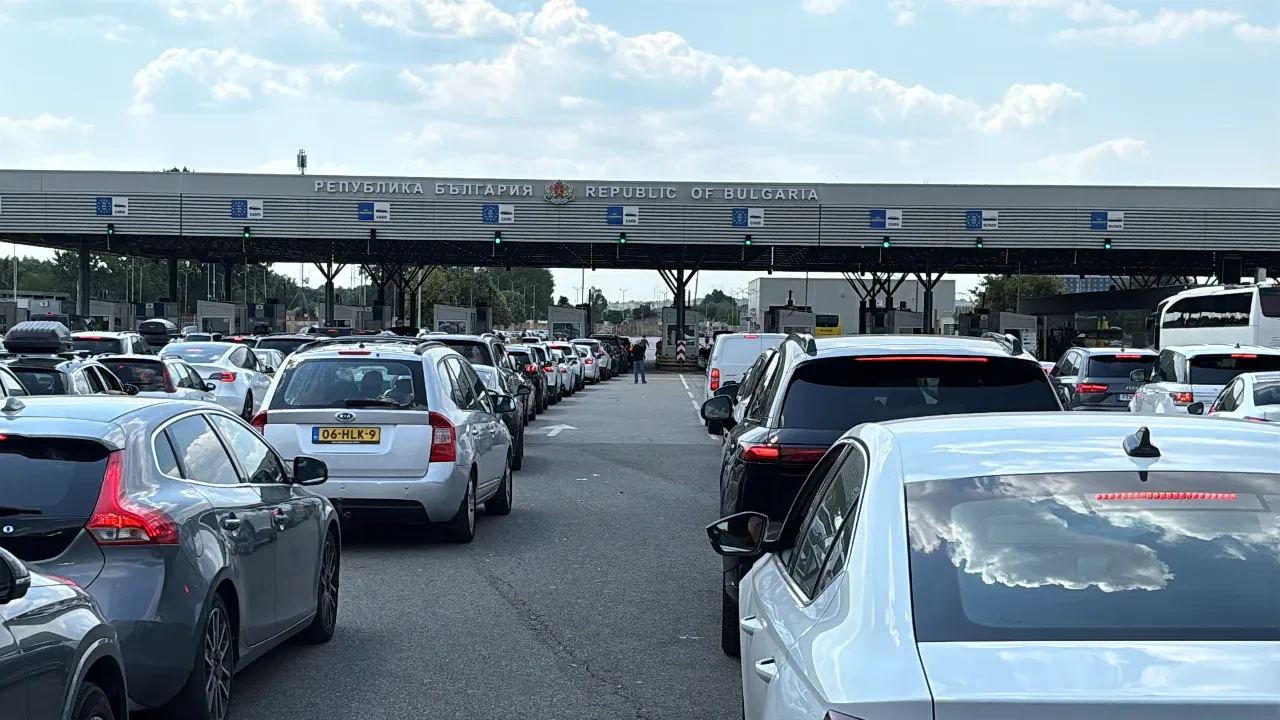 Gurbetçilerin dönüş çilesi başladı: Kuyruk görüntülendi
