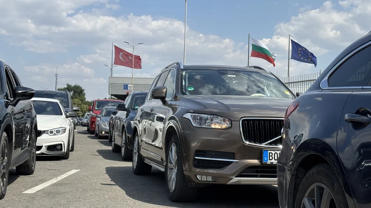 Gurbetçilerin dönüş çilesi başladı: Kuyruk görüntülendi