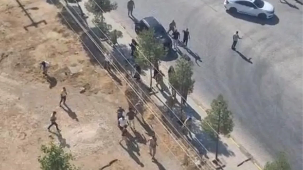 Jandarma nizamiye kapısının önünde birbirlerine girdiler: Taş ve sopaların havada uçuştu