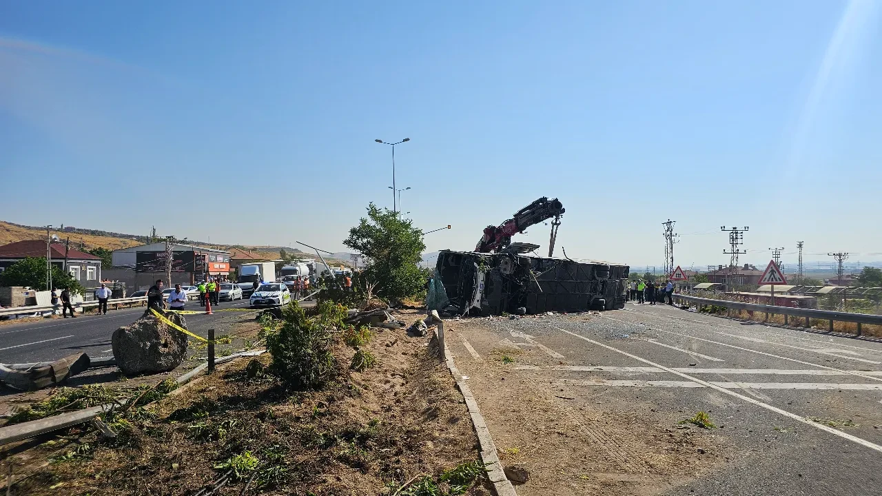Kayseri'de yolcu otobüsü devrildi! Çok sayıda yaralı var
